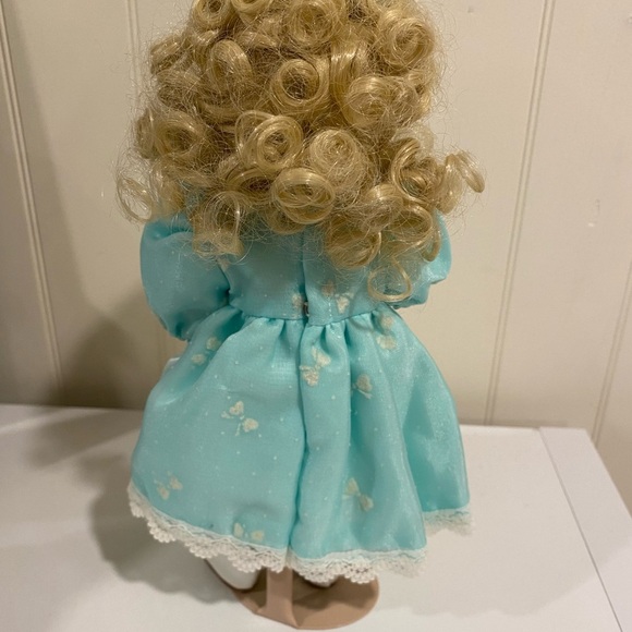 Victoria Ashlea Originals Collector Porcelain Doll Susan on Display Stand - Picture 2 of 5
